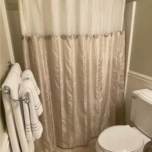 8 Piece Taupe Floral Bathroom Set - Like New